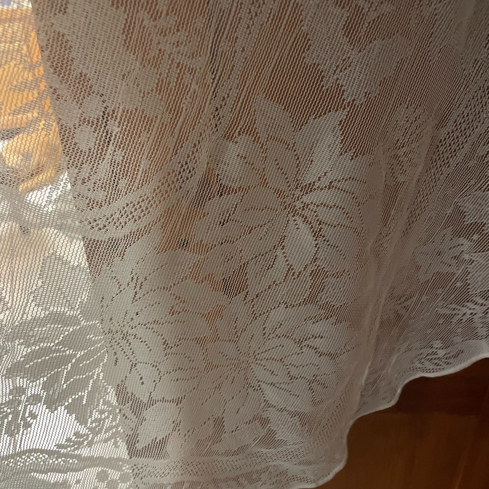 Oblong lace table covering